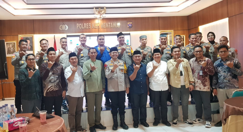 Kapolres Kep. Mentawai Rory Ratno A foto bersama Dandim 0319/MTW Letkol Bambang dan para undangan serta pimpinan Bank instansi vertikal dan wartawan