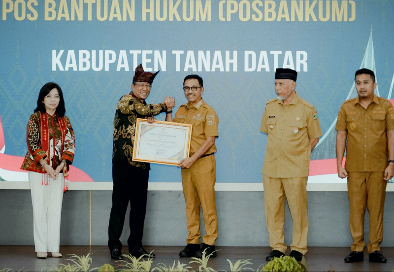 Posbankum Solsel 100% Terbentuk, Bupati Khairunas Raih Penghargaan dari Kementerian Hukum RI