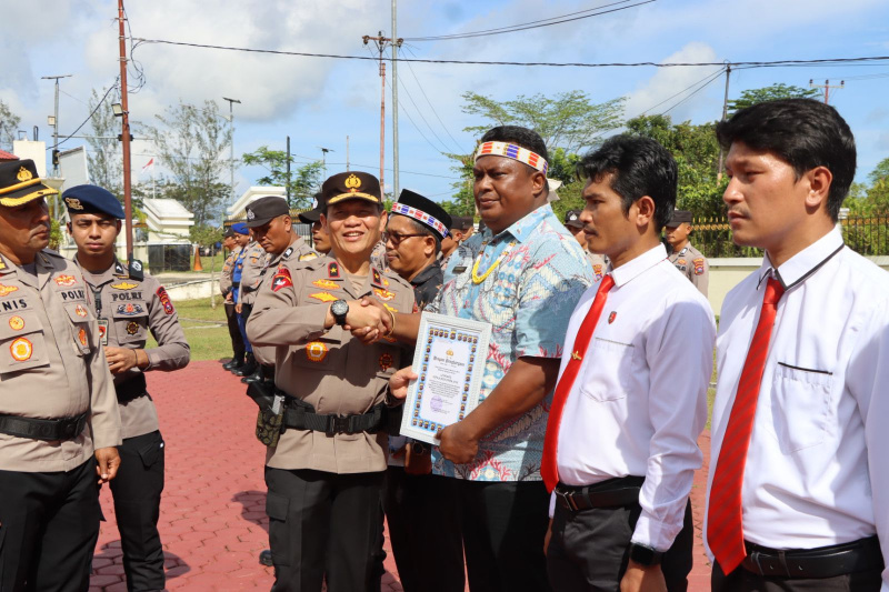 Kepala Desa Sipora jaya Lutfi menerima Penghargaan dari Wakapolda Sumbar Brigjen Pol Solihin SIK, MH CSPHR