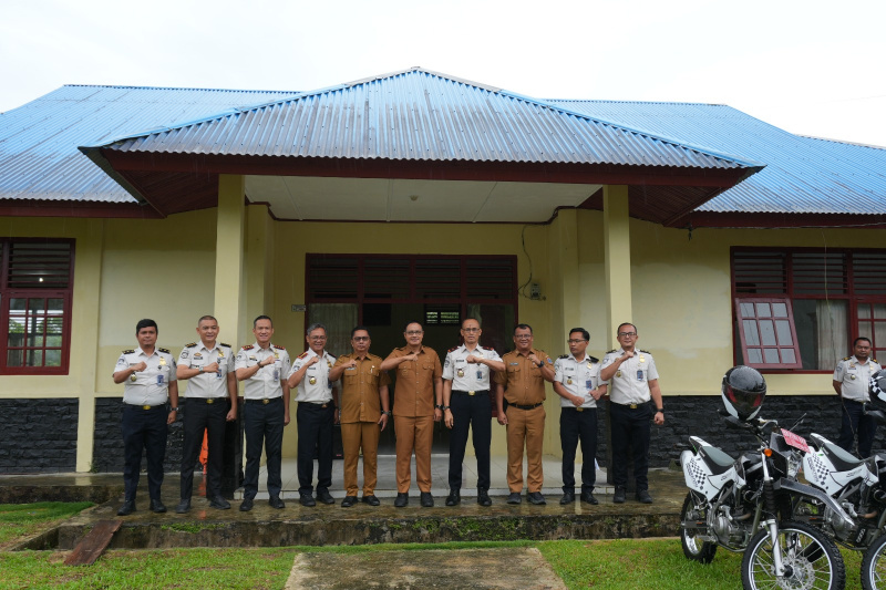 Foto Bersama Bupati Mentawai DR.Rinto Wardana dan Jajaran Kantor Imigrasi Sumbar Pos Imigrasi Mentawai