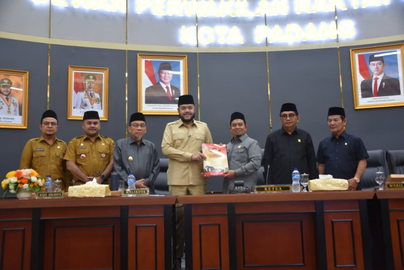 Ketua DPRD Padang Muharlion serahkan rekomendasi pengesahan LKPJ Walikota Padang 2025 kepada Walikota Fadly Amran didampingi Wakil-wakil ketua DPRD.