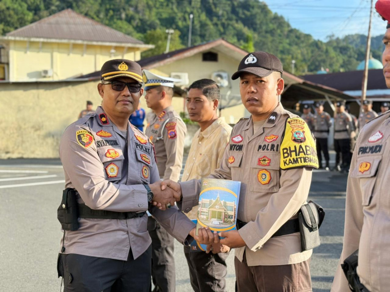 Wakapolres Pessel Kompol Syafrizen,SH Datuk Rang Batuah memberikan santunan pada anggota yang keluarganya meninggal 
