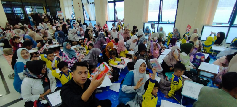 Suasana peserta lomba mewarnai tingkat PAUD yang ikut didampingi orang tua