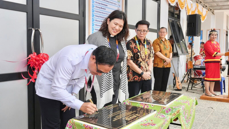 Bupati Kep.Mentawai DR.Rinto Wardana Menandatangani Prsasti peresmian Yayasan Kaum SP2 Sipora jaya