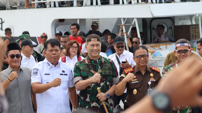 Wakil Bupati Jakob Saguruk Menjemput  Kunjungan Pangdam XX Tuanku Imam Nonjol Smbar Mayjen Arief Gajah Mada di Pelabuhan Tuapeijat Sipora Utara
