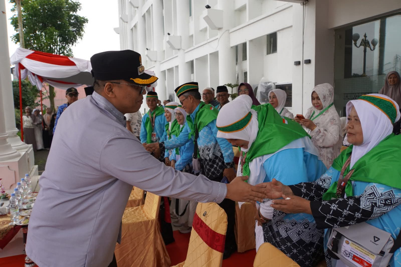 Salami para CJH sebelum bertolak.