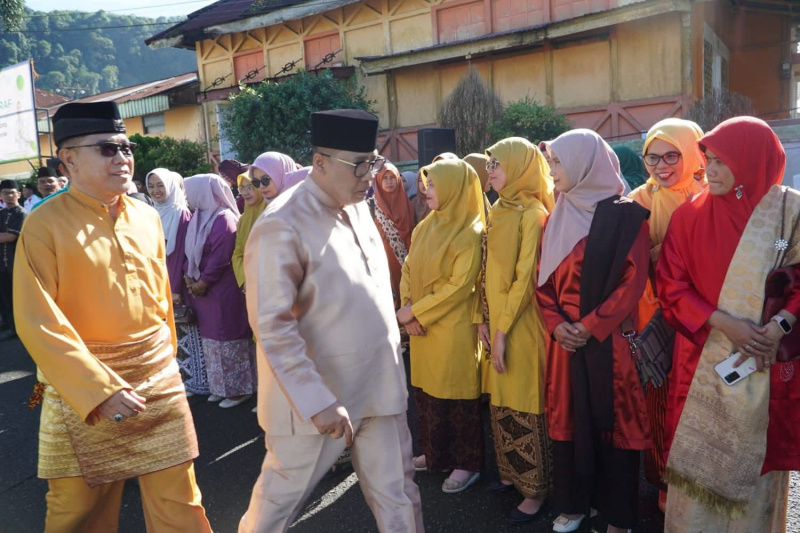 Wako Hendri berjalan  didepan peserta Hardiknas.