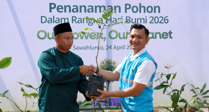 Assistant Manager Operasi PLN Indonesia Power UBP Ombilin, Novi Alfajri menyerahkan bibit pohon kepada Epi Yusman, Kepala Desa Bukik Gadang Kecamatan Talawi Kota Sawahlunto