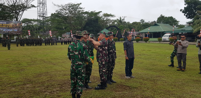 Pemasangan Pita Tanda Kegiatan Karya Bhakti TNI AD telah dimulai oleh inspektur upacara  Brigjen Benny Febrianto