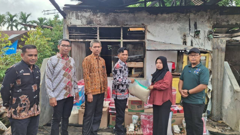 Korban Kebarakan di Pulau Punjung Dapat Bantuan Dari Pemkab Dharmasraya dan Baznas 