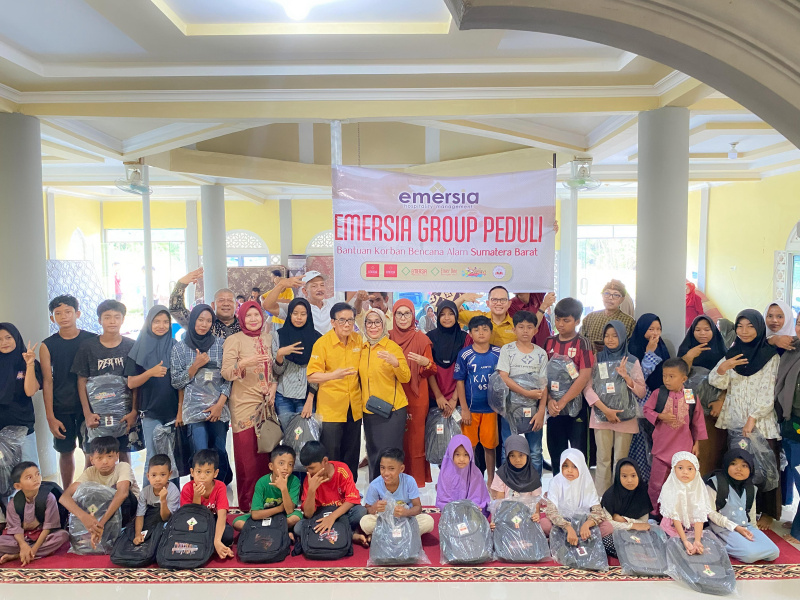 Owner sekaligus Direktur Utama Emersia Group, Hj. Merry Warti, S.E., turun langsung ke lokasi bencana untuk menyerahkan bantuan dan berdialog dengan warga. (chandra antoni)