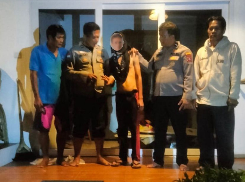 Anggota Polsek Sipora amankan seorang yang diduga melakukan pencurian di sebuah resort di Katiet Sipora Selatan