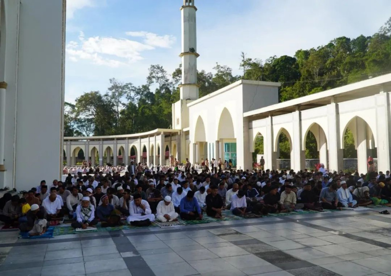 Suasana jamaah yang memadati areal luar masjid Manarul Ilmi Islamic Centre, Rabu (27/5/2026).