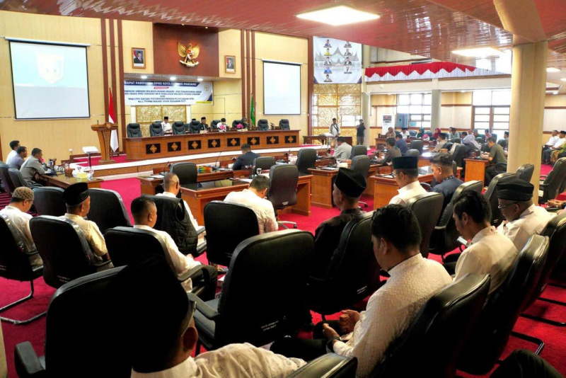 Suasana rapat di DPRD Padang Panjang