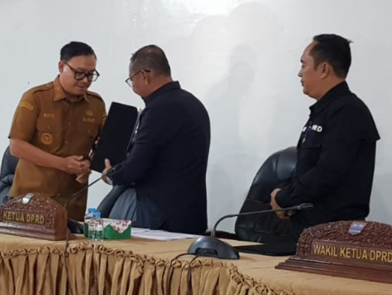 Bupati Kep.Mentawai DR.Rinto Wardana menyerahkan Nota Penjelsan Bupati Tentang PJP APBD Tahun Anggaran 2025 Kepada Ketua DPRD Kep.Mentawai Ibrani Sababalat, SH.