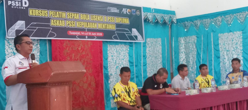 Sekda Martinus sekaligus Ketua ASKAB PSSI Daerah Kep.Mentawai dalam Sambutan nya dan membuka kegiatan Kursus Pelatih Lisensi D