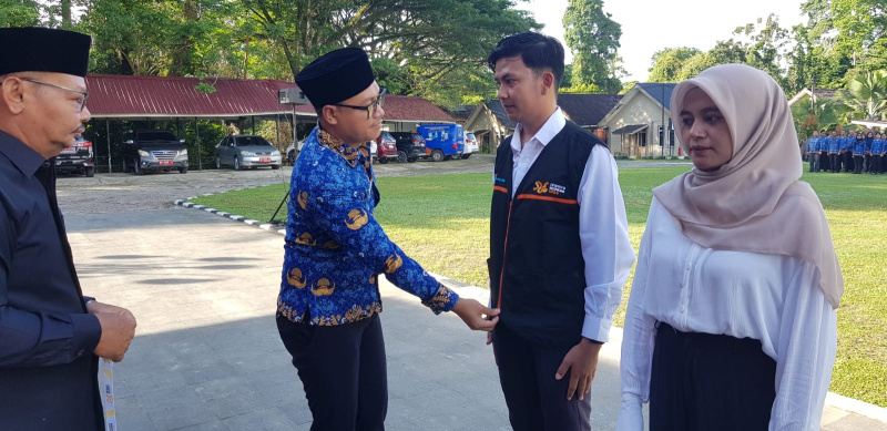 Bupati Kep.Mentawai DR Rinto Wardana bersama Ketua DPRD Ibrani  Sababalat, SH memasangkan Baju Rompi petugas dan i.d Card  peserta petugas