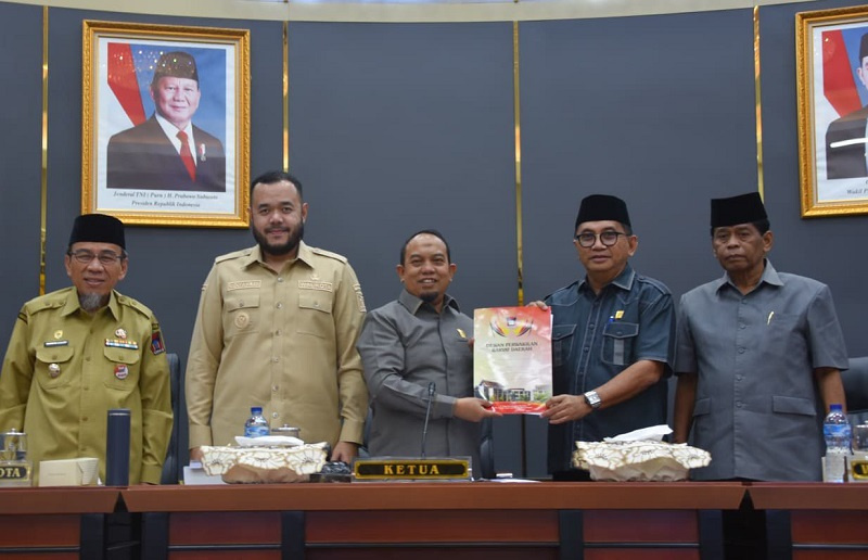 Ketua DPRD Muaharlion menerima laporan bersama Wakil Ketua DPRD Padang Mastilizal Aye dan Jufri yang disaksikan Walikota Padang Fadly Amran dan Wakil Walikota Padang Maigus Nasir.
