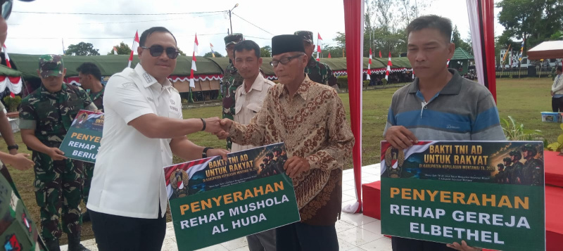 Bupati Kep.Mentawai DR.Rinto Wardana Menyerahkan Rehab Musholla Al Huda  kepada Masyarakat Sipora