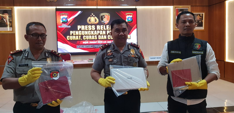 Wakapolres Kep.Mentawai Kompol Bustanul Alamsyah,S.Sos.MSi tengah ,Kanan Kasat Reskrim IPTU D.P.Pamungkas, SH.MH, kiri Kabag OPS Kompol Aleyxi Aubeyddillah,SH