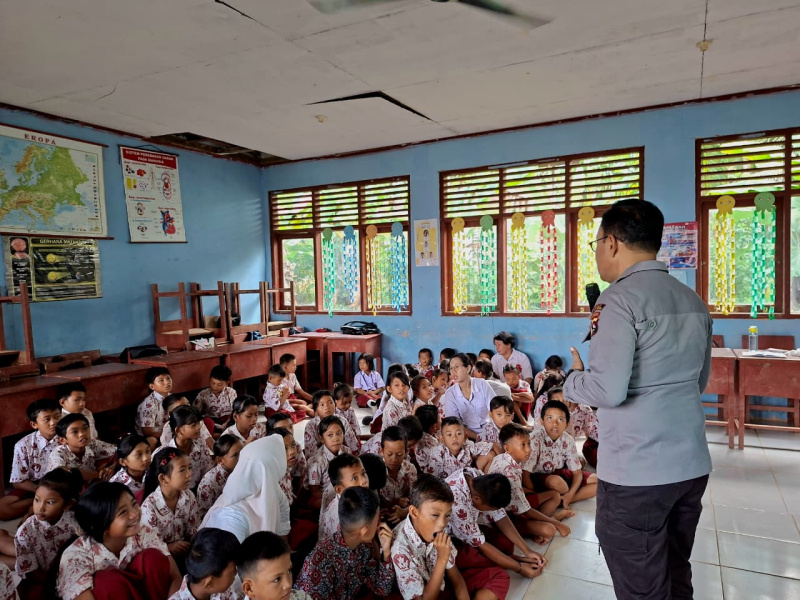 Plt Kasat Binmas AKP Edi Yunasri SH,MH sedang memberikan Pengarahan kepada Murid SD 22 Sipora Utara Jl.Raya Tuapeijat