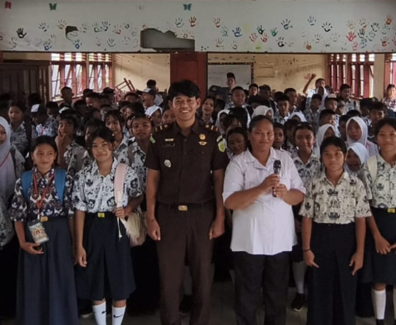 Plt Kasi Intel Geri Samuel Hutagaul,SH  sebagai Narasumber foto bersama siswa Baru SMP N 2 Sipora setelah berikan Pembelajaran Pengenalan Fungsi Kejaksaan
