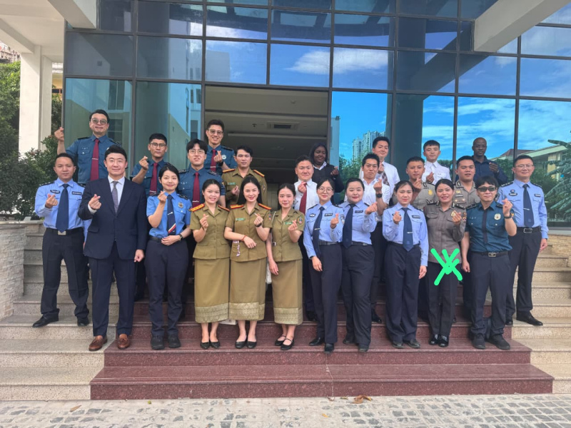 Polwan Berprestasi dari Kep.Mentawai Brigpol Aruni di Kirim Ke Hanoi  Vietnam no 2 dari Kanan bawah dalam pelatihan internasional selama 6 bulan