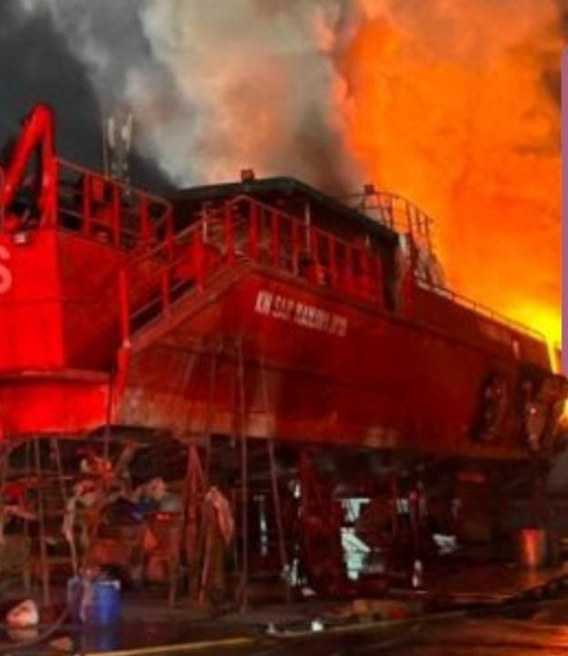 KN RAMAWIJAYA 240 TERBAKAR SAAT DOKING DIMUARA BARU JAKARTA GALANGAN MILIK PT.PROSKUNEO KADARUSMAN