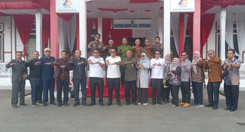 Foto Bersama Bupati DR.Rinto Wardana, Ketua PT.Agama Padang Drs.Nur Khazim,SH.MH beserta rombongan perwakilan  Mahkamah Agung di halaman Kantor Bupati Kep.Mentawai. (foto rijon)