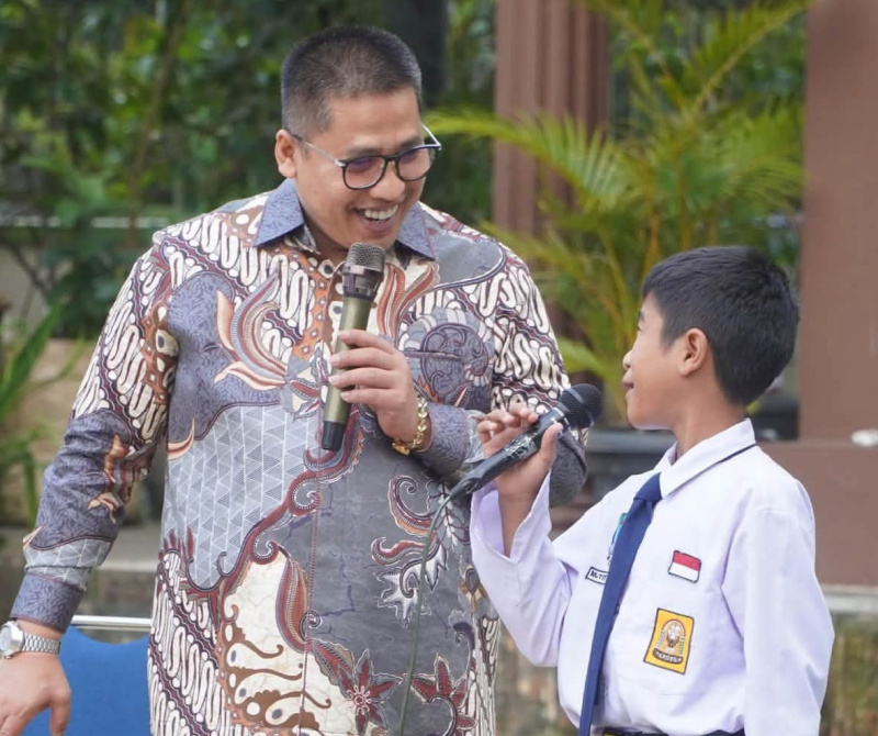 Wako Hendri saat bersama salah seorang siswa SLTP