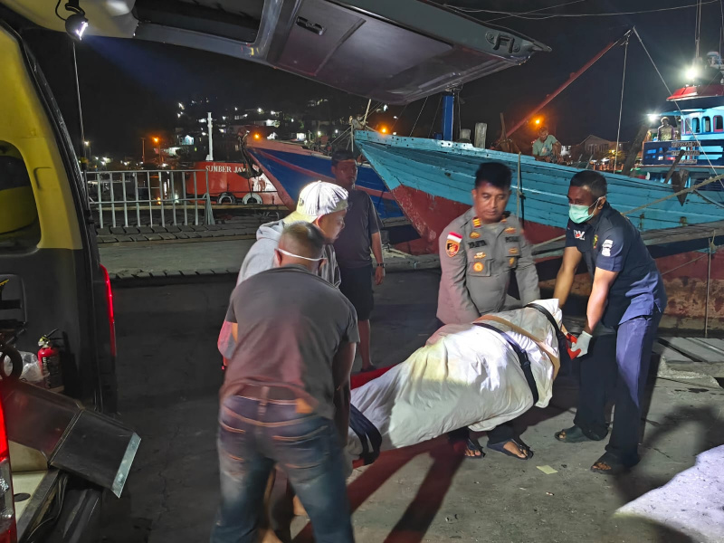 Kapolsek Muara Sibeurut AKP Yahya mengevakuasi mayat  warga Australia yang meninggal saat menyelam dasar laut Suferfising di Sibeurut Barat Daya Mentawai
