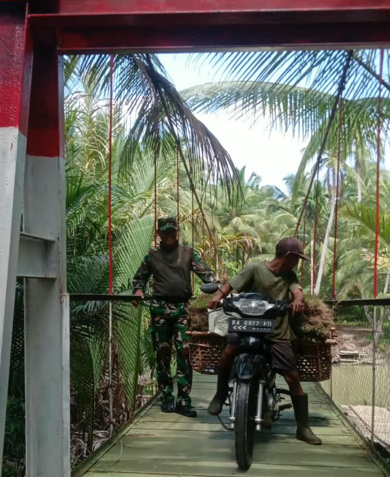 Jembatan Gantung Merah Putih  sepanjang 60,5 meter sudah dapat dimanfaatkan oleh masyarakat Desa Beriulou Sipora Selatan, Dandim Mentawai Letkol Bambang  Budi Hartarto menyapa pengendara motor yang lewati jembatan