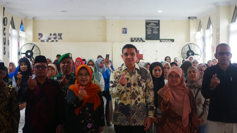 Ade Reski Pratama dengan Kader TPK( Foto: Minangsatu)