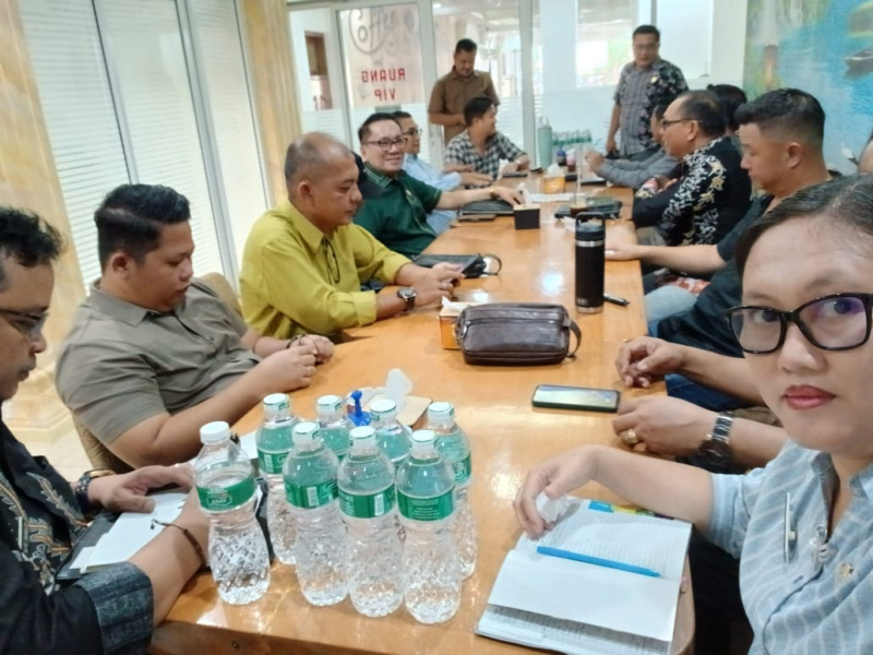 9 Anggota DPRD Mentawai  Gabungan Komisi I, II dan III. Pak Yohanes Pardede , ketua rombongan Pak Wahyu, Pak Syafrizal, Pak Alek, Pak Kristinus Basir, Pak Melki, Pak Korne, Pak  Haji Rasyidin, Pak Julius Tairarak.