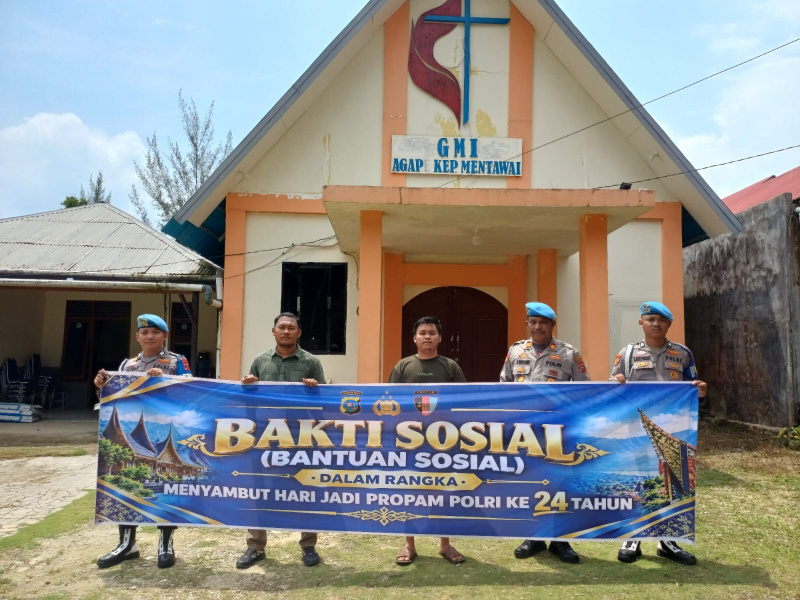 Kasat Propam Polres Kep.Mentawai AKP Sihaloho Bersama Anggotoa Satpropam Foto saat kerja Bhakti di Gereja GNI Tuapeijat