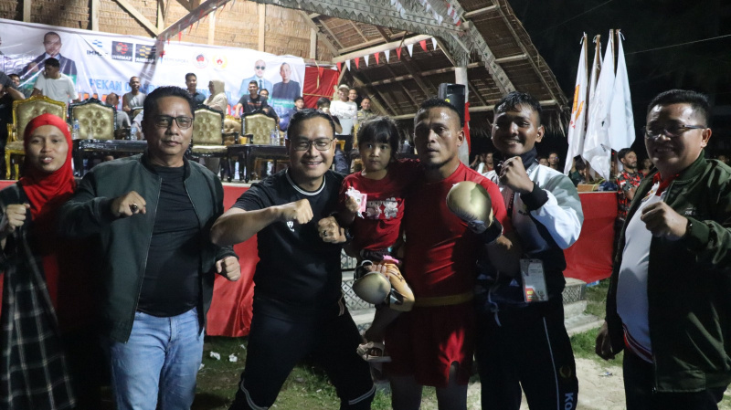 Bupati Mentawai DR.Rinto Wardana didampingi Sekda Martinus foto bersama atlit putra MMA yang memenangkan medali emas MMA