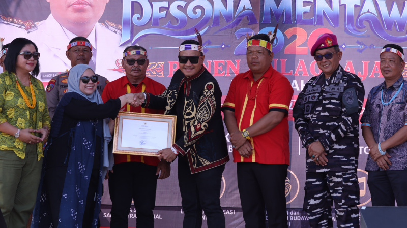 Bupati Kep.Mentawai didampingi Ketua DPRD Ibrani Sababalat Menerima Piagam Penghargaan Pada Festival Pesona Mentawai 2026 oleh Deputi Festival Iven Daerah Kementerian Pariwisata