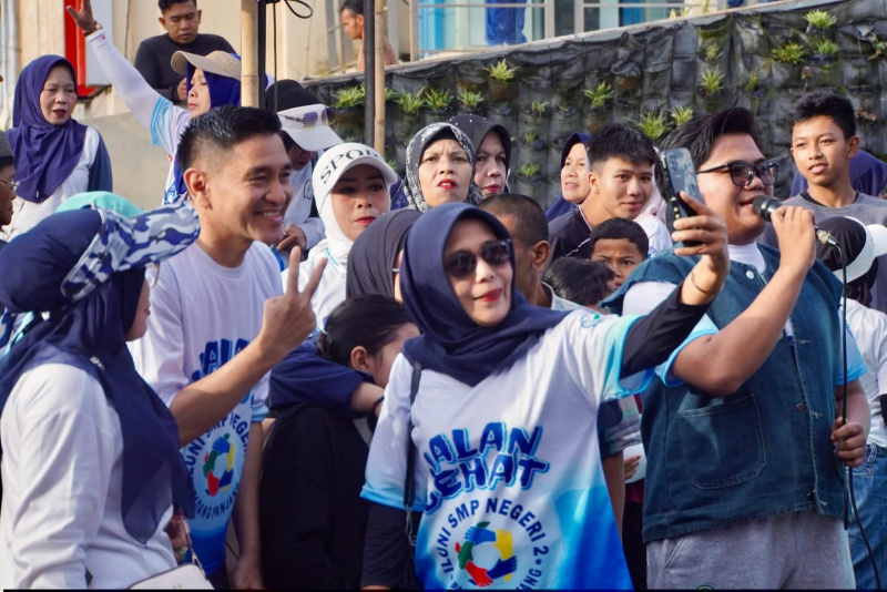 Ketua DPRD, Imral, SE Poto bareng alumni SMP N.2 Padang Panjang.