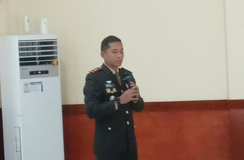 Dandim 0319 Kab.Kep.Mentawai Letkol Bambang Budi Hartanto sedang memaparkan Program TMMD ke 130 tahun 2026 di Sipora saat Rakoor dengan Forkopimda. (rijon)