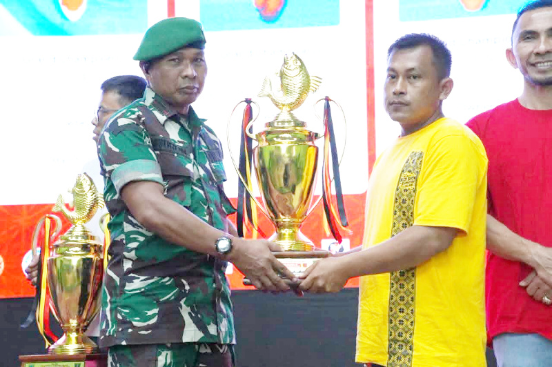 Suasana penyerahan trophy pemenang.