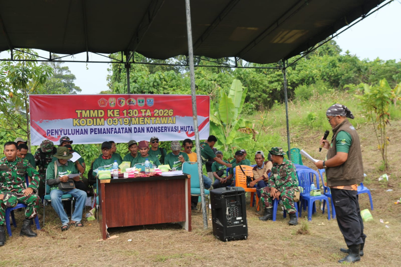 Nara Sumber Edi Sucipto,S.Hut dari Dinas kehutanan memberikan Pencerahan Terhadap Pengawasan Terhadap Hutan dan Menjaga lingkungan Agar tetap Hutan Kita Terjaga terlindungi dan bermanfaat untuk kesejahteraan Masyarakat Mentawai