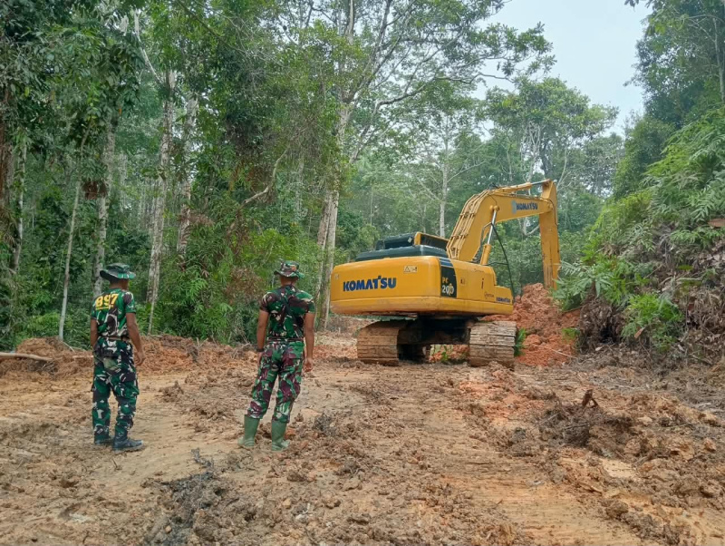 Alat excavator dengan dikawal Satgas TMMD 130 tahun 2026 terus perpacu menuntaskan pekerjaan jalan sepanjang 3000 Meter di Desa Bukit Pamewa termasuk parit sisi kanan dan kiri jalan bravo TNI- Polri + Masyarakat