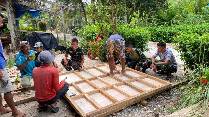 Semangat gontong RoyongTMMD ke 130 tahun 2026 Mentawai Satgas bersama masyarakat mempercepat pekerjaan pemasangan pipa air bersih dan bak penampungan nya di dusun pogari Desa  goisoinan