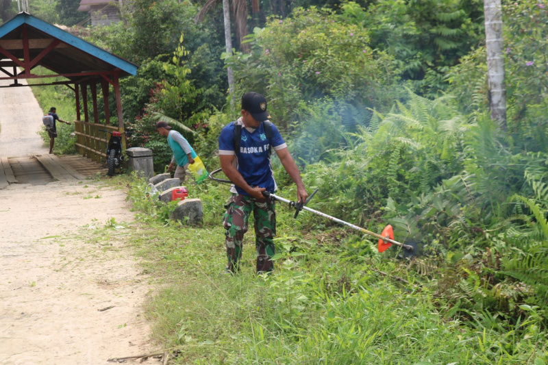 Satgas TMMD Ke 130 goro bersama Masyarakat membersihkan rumput liar di sepanjang jalan Desa Bukit Pamewa Sipora Utara