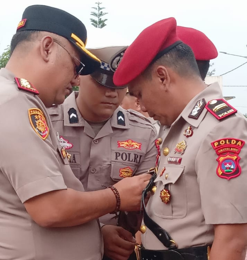 Plt Kapolres Kep. Mentawai AKBP Nendra Madya Tias ,SIK Memasangkan tanda jabatan kepada Kasat Reskrim Baru Polres Kep.Mentawai IPTU Jhoni
