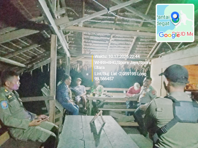 Kasat Reskrim IPTU Jhoni ketua tim didampingi kasat Narkoba  dan AKP Aloho Kasat Propam beri Arahan dan Nasehat pada pengunjung kafe baju merah