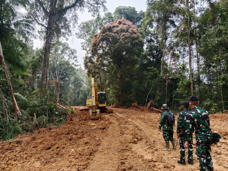 Satgas TMMD Ke 130 tahun 2026 Mentawai sedang meninjau kesiapan progres jalan Lingkar Bukit Pamewa Alat pun tetap bekerja mengejar kesiapan 100 %