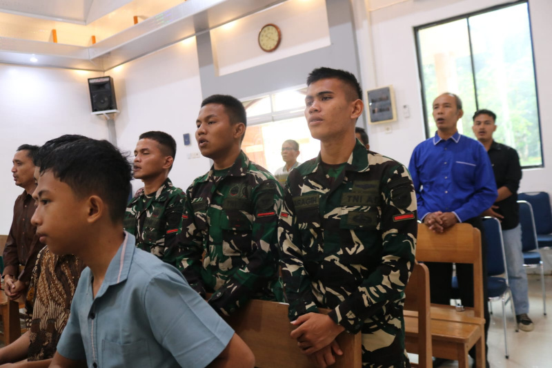 Satgas TMMD ke 130 sedang ibadah minggu pagi di gereja Methodist Sipora Jaya