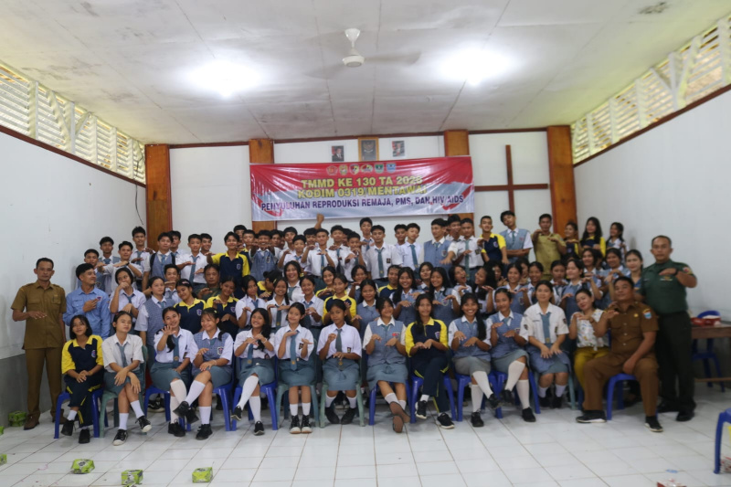 Satgas TMMD ke 130 Mentawai sedang foto bersama dengan siswa SMA Penabur Bunga Sipora setelah edukasi Penyuluhan Kesehatan bagi siswa