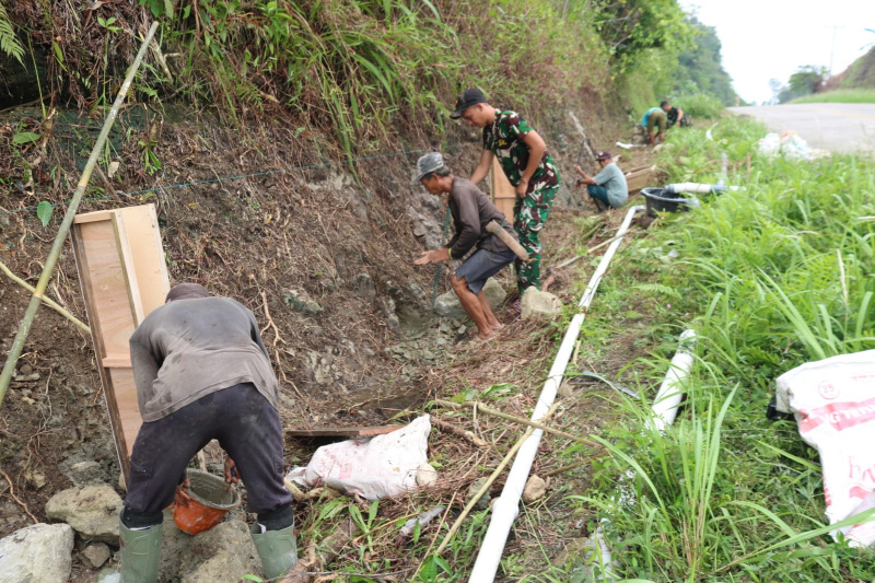 Satgas TMMD ke 130 Mentawai ,berpacu menuntaskan pemasangan pipa peralon Air Bersih di Dusun Pogari Sipora Utara